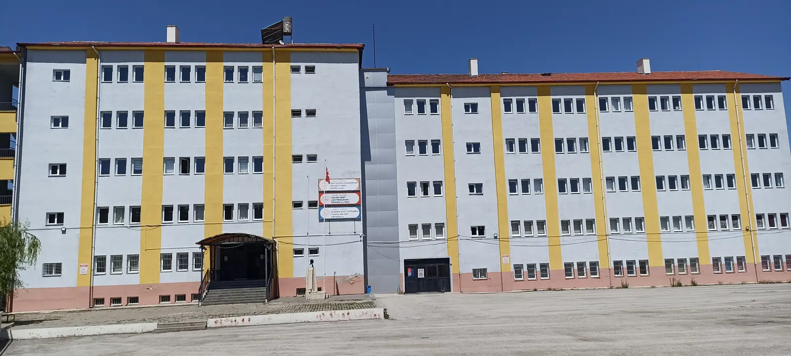 Şehit Üsteğmen Yılmaz Gülhan Ortaokulu