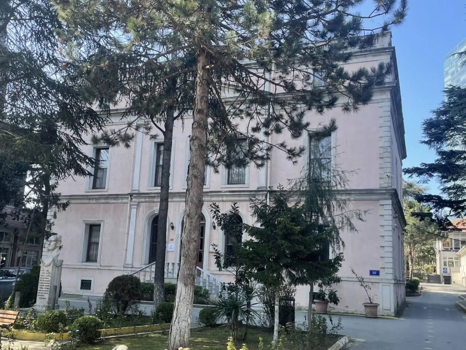Zincirlikuyu İSOV Meslekî ve Teknik Anadolu Lisesi