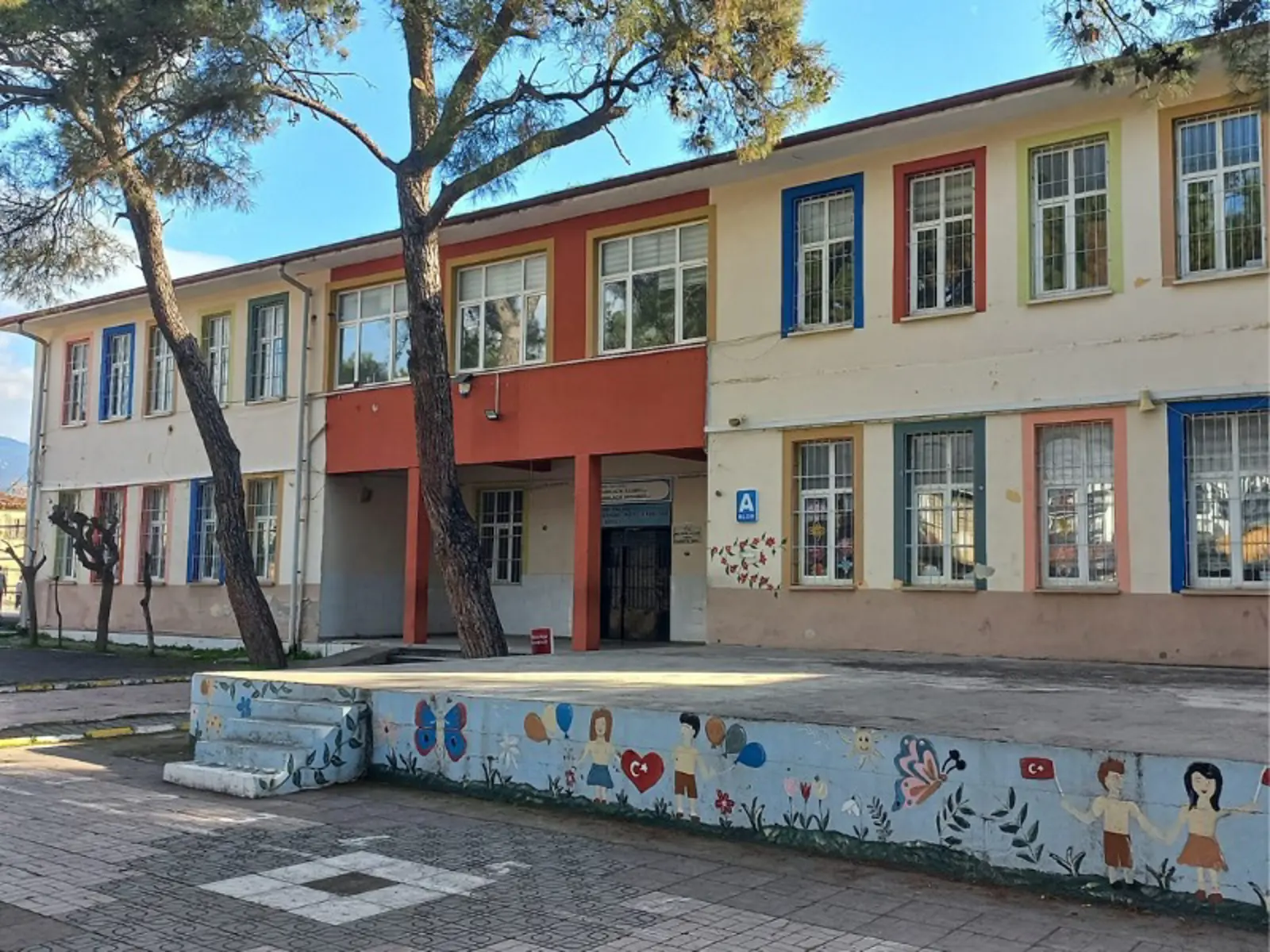 Zennure-Mücella Bahçıvan İlkokulu