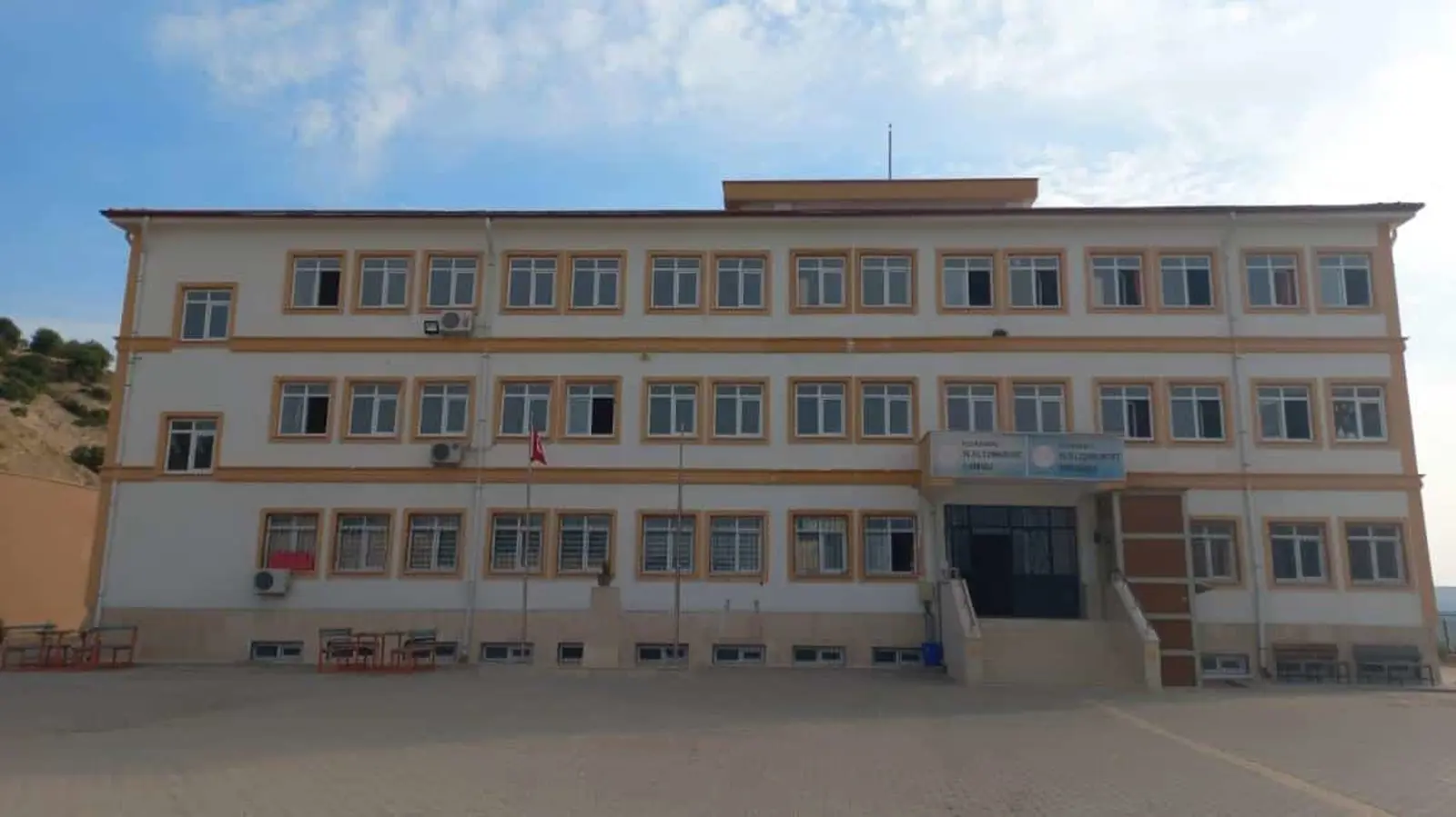 75. Yıl  Cumhuriyet İlkokulu