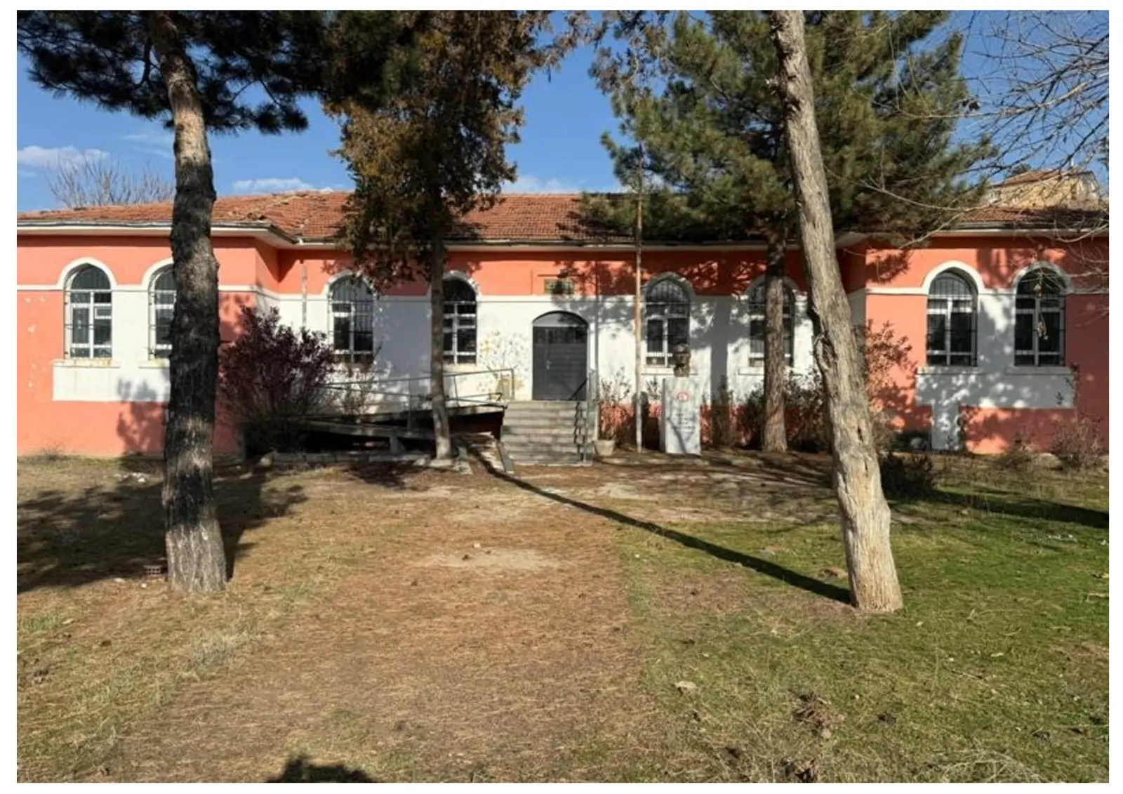 Ahılı İlkokulu